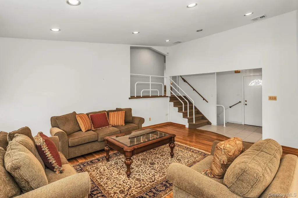 85 Audrey Avenue Plainview NY 11803