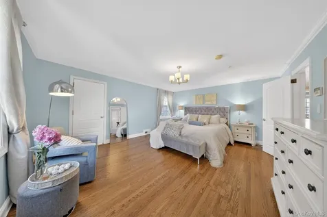 24 Wensley Drive Great Neck NY 11021