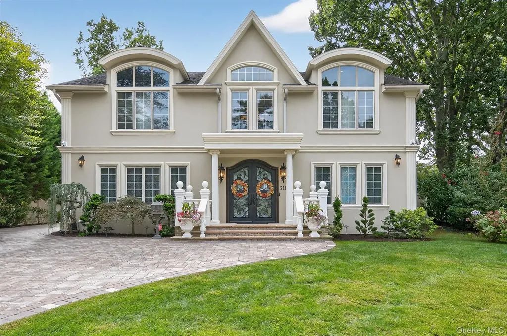 211 Hillturn Lane Roslyn Heights NY 11577