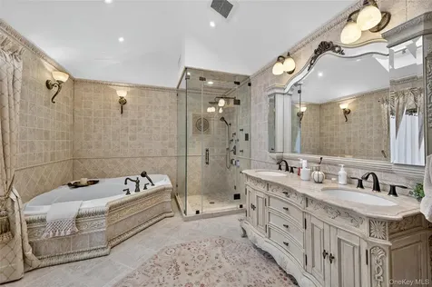 211 Hillturn Lane Roslyn Heights NY 11577