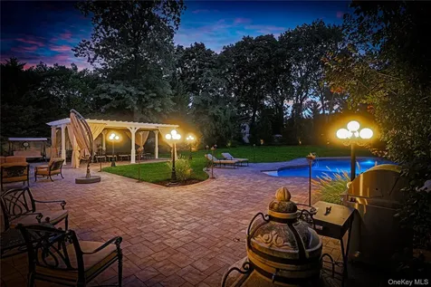 211 Hillturn Lane Roslyn Heights NY 11577