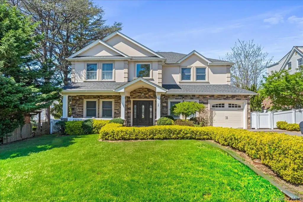 39 Coolidge Avenue Roslyn Heights NY 11577
