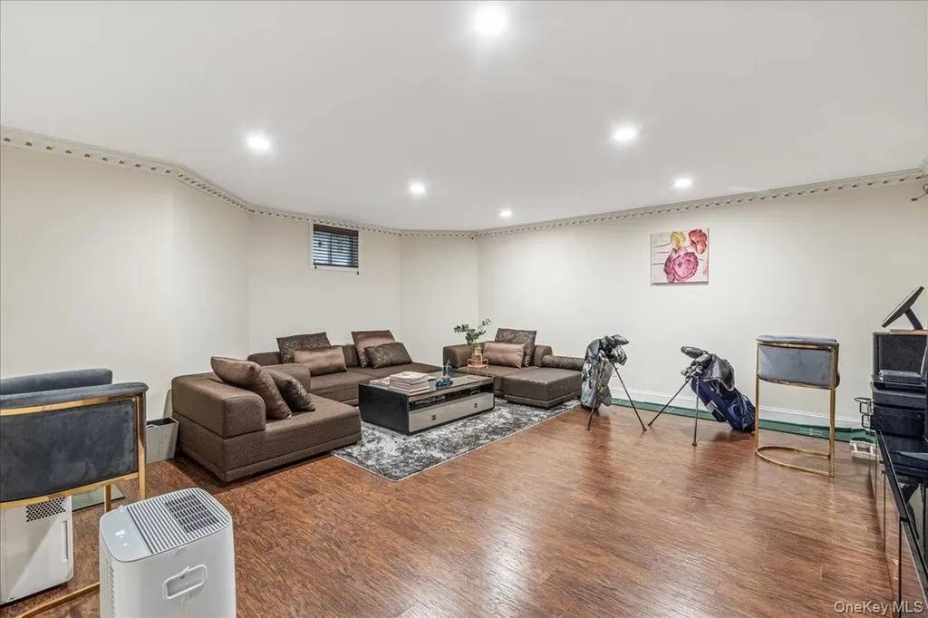 39 Coolidge Avenue Roslyn Heights NY 11577