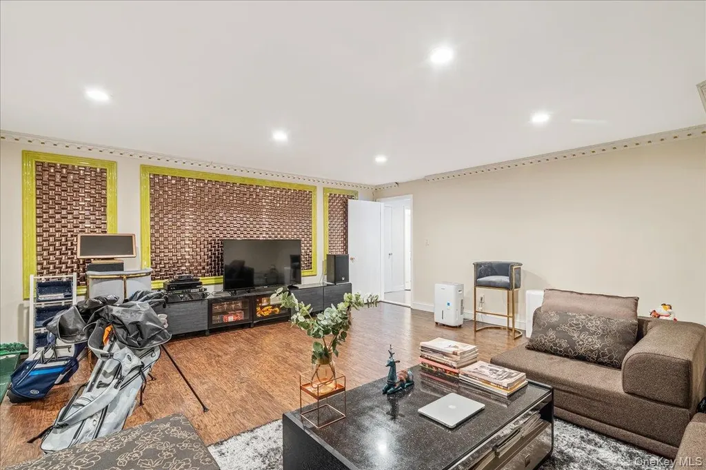 39 Coolidge Avenue Roslyn Heights NY 11577