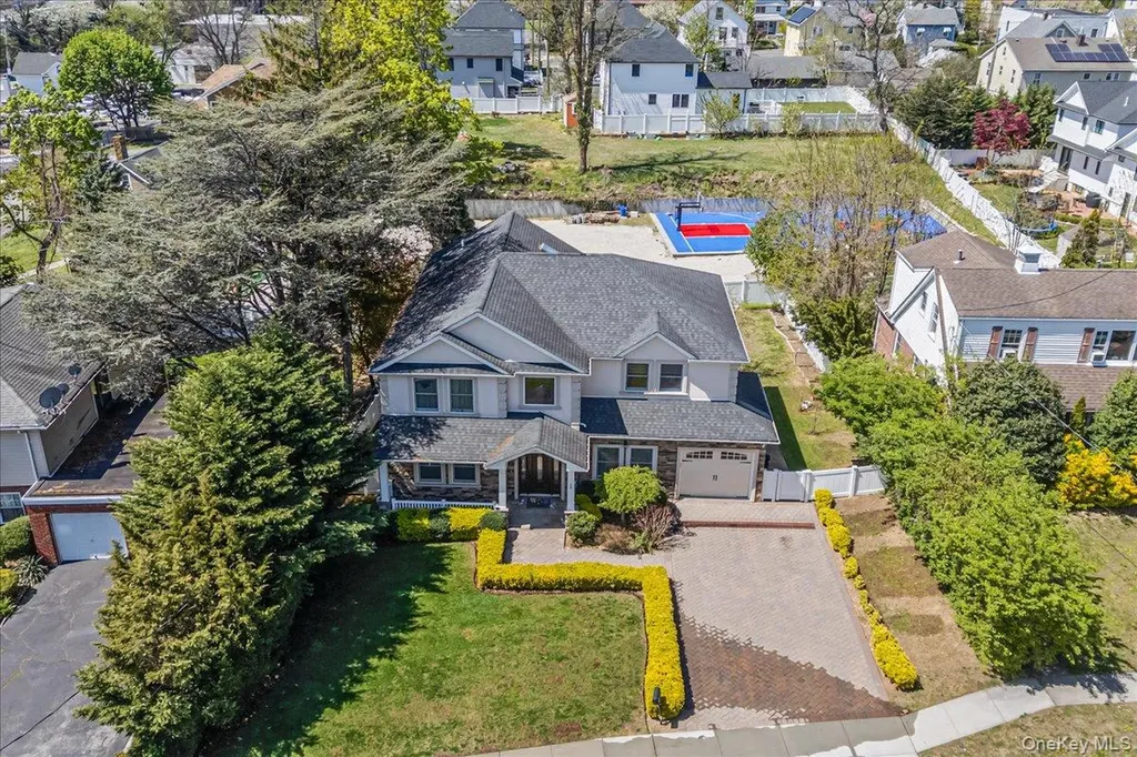 39 Coolidge Avenue Roslyn Heights NY 11577
