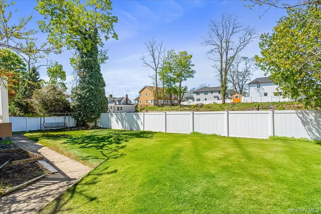 39 Coolidge Avenue Roslyn Heights NY 11577