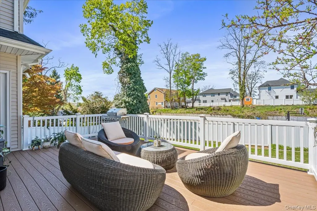 39 Coolidge Avenue Roslyn Heights NY 11577