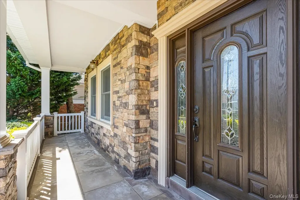 39 Coolidge Avenue Roslyn Heights NY 11577