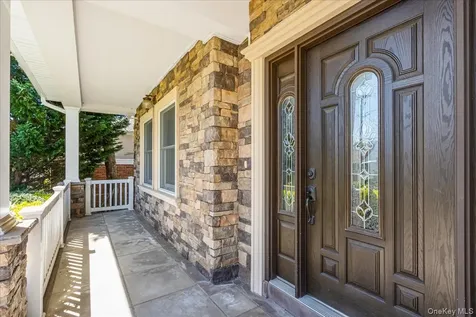 39 Coolidge Avenue Roslyn Heights NY 11577