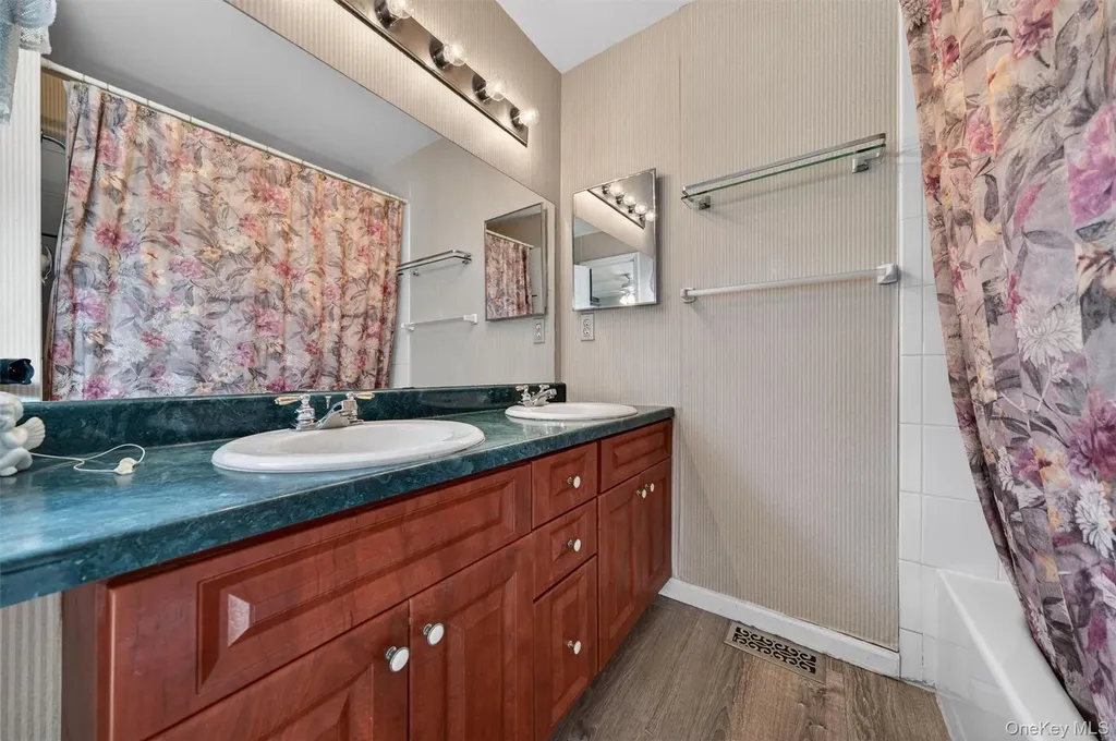 28 Lois Lane Monroe NY 10950