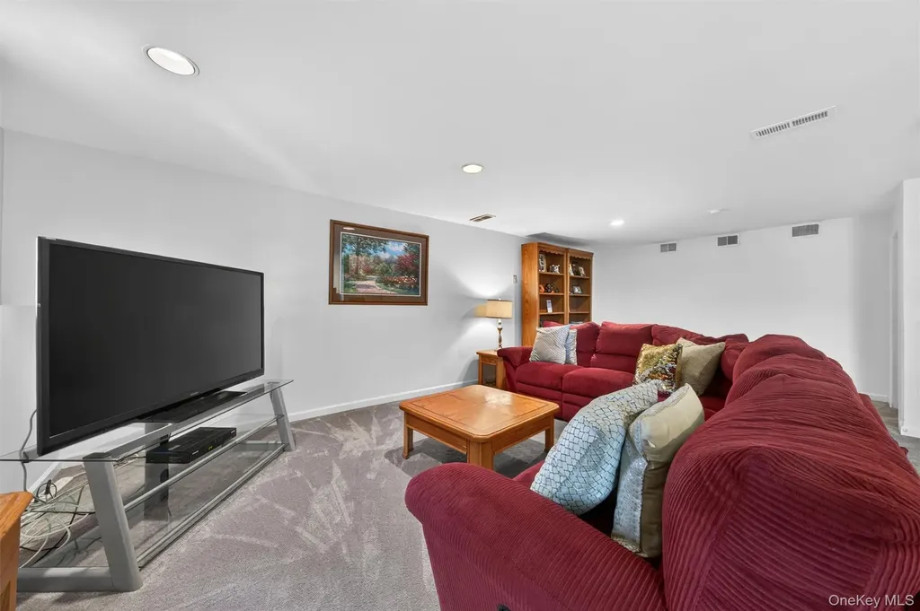 28 Lois Lane Monroe NY 10950