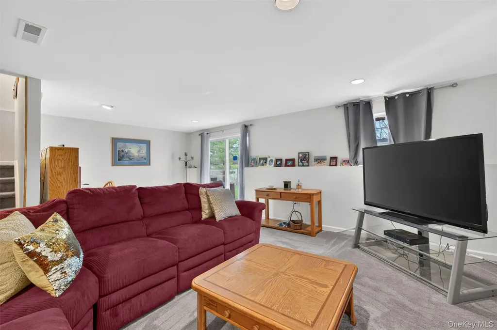 28 Lois Lane Monroe NY 10950