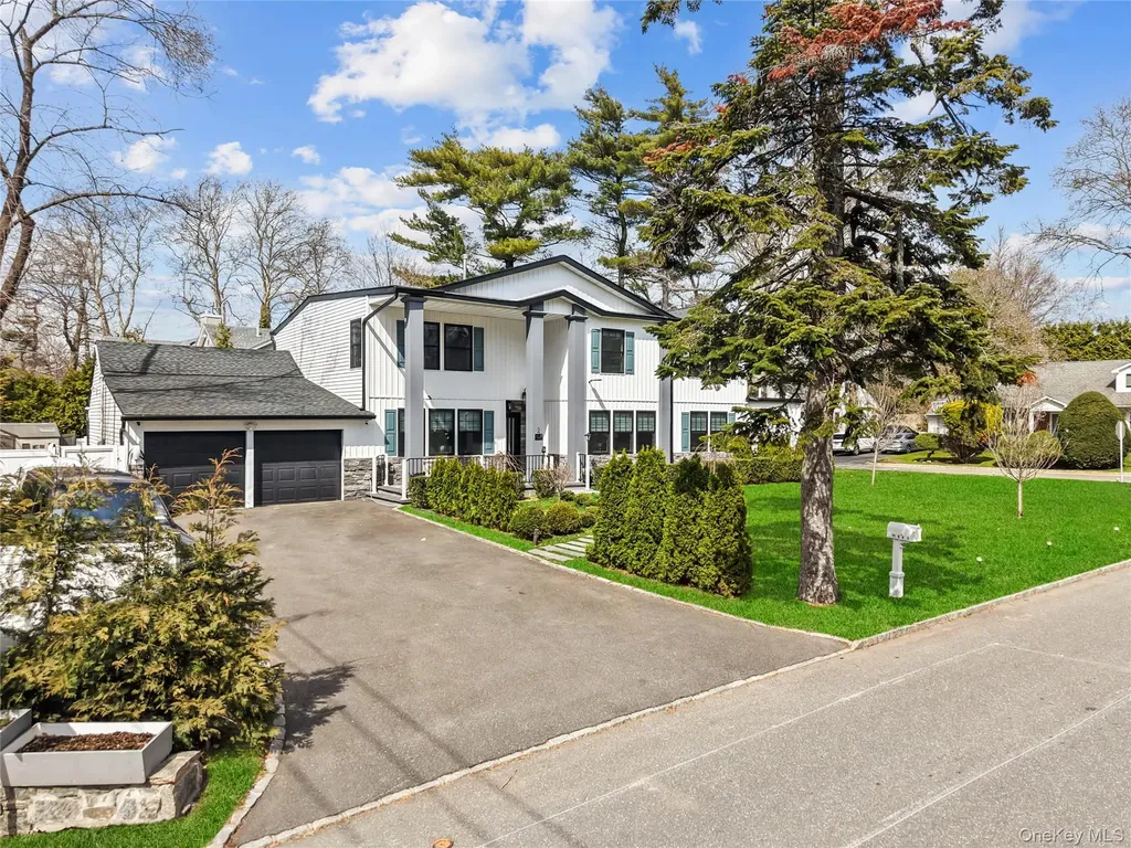 2 Pine Drive S Roslyn NY 11576