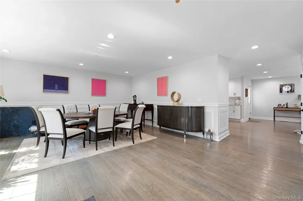 2 Pine Drive S Roslyn NY 11576