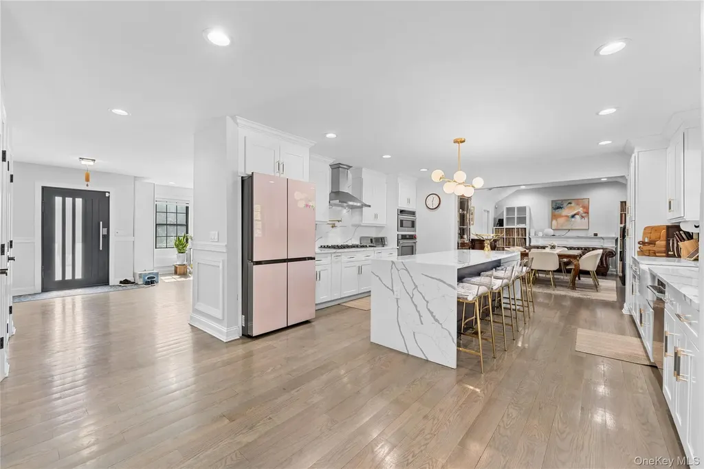 2 Pine Drive S Roslyn NY 11576