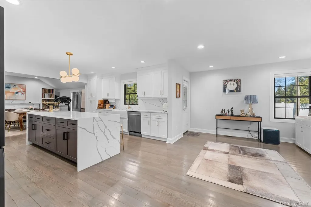 2 Pine Drive S Roslyn NY 11576