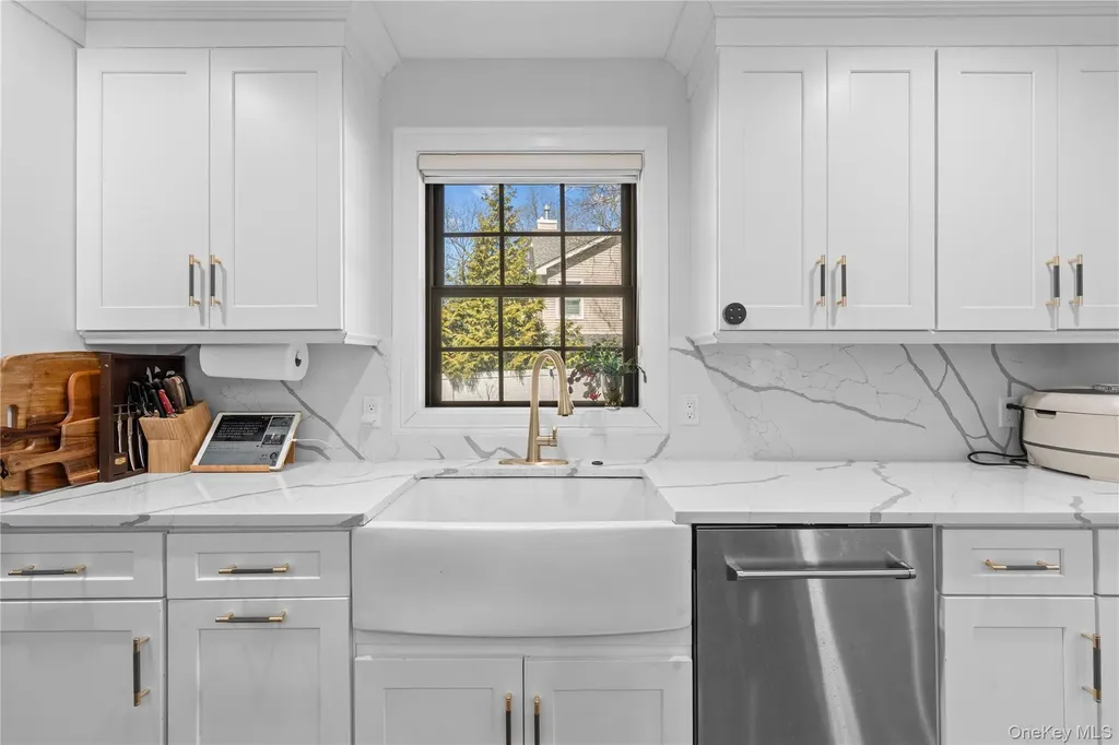 2 Pine Drive S Roslyn NY 11576