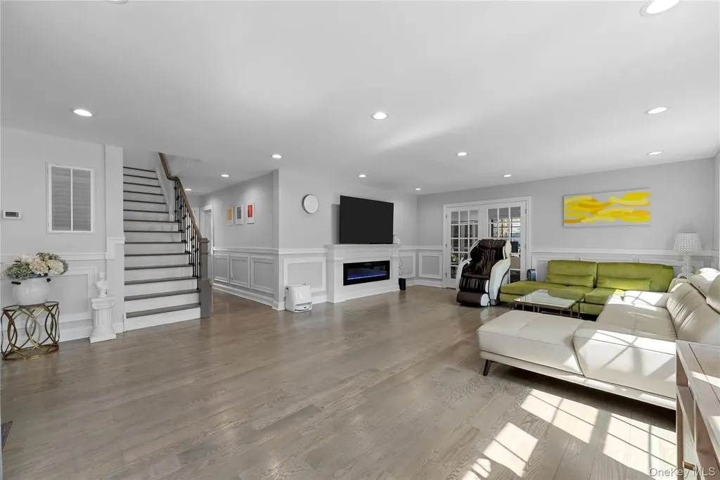 2 Pine Drive S Roslyn NY 11576