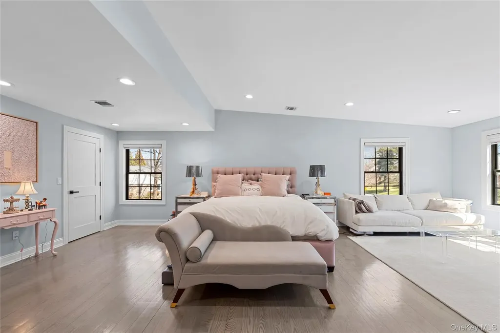 2 Pine Drive S Roslyn NY 11576