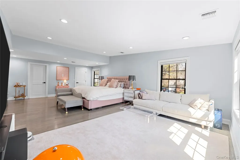 2 Pine Drive S Roslyn NY 11576