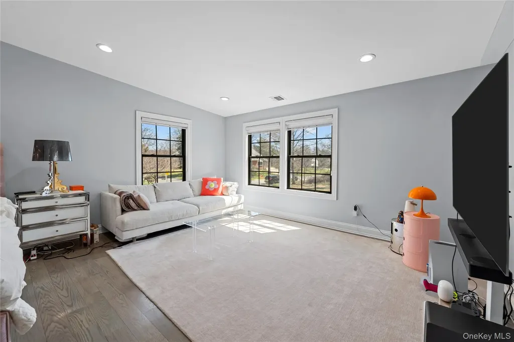 2 Pine Drive S Roslyn NY 11576