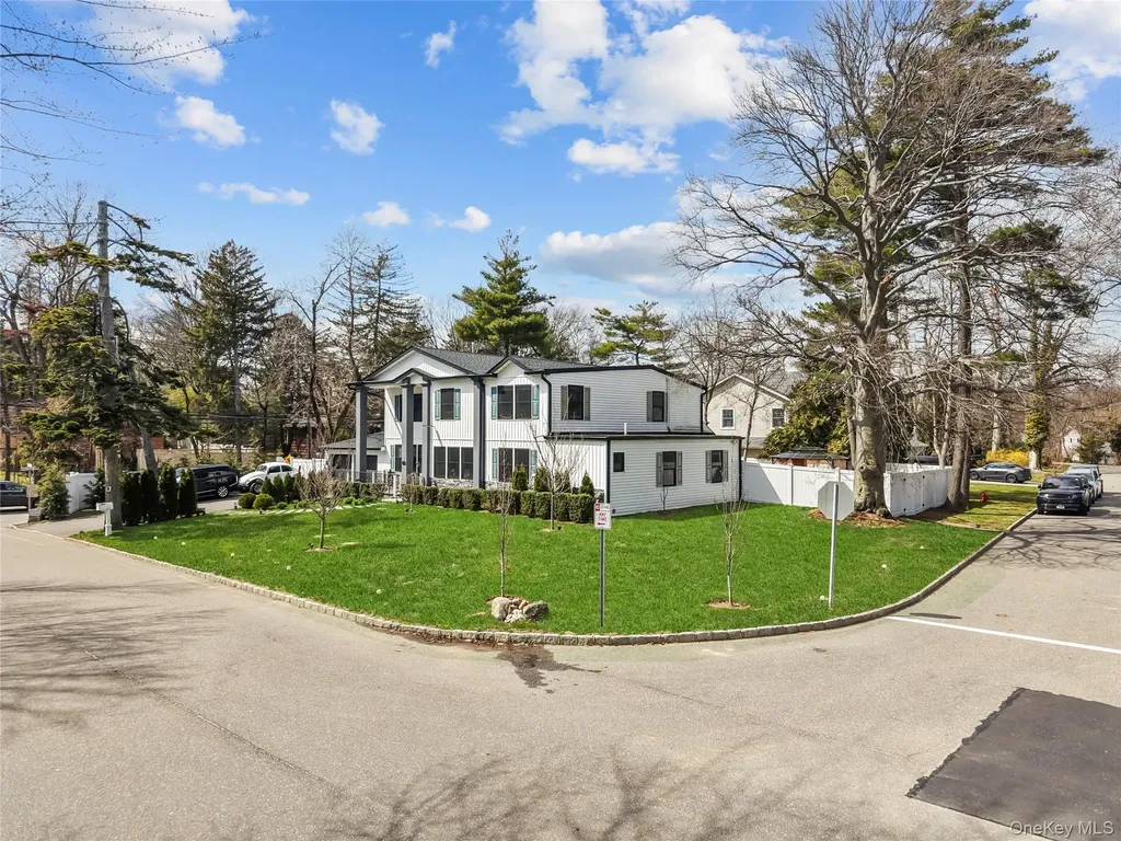 2 Pine Drive S Roslyn NY 11576