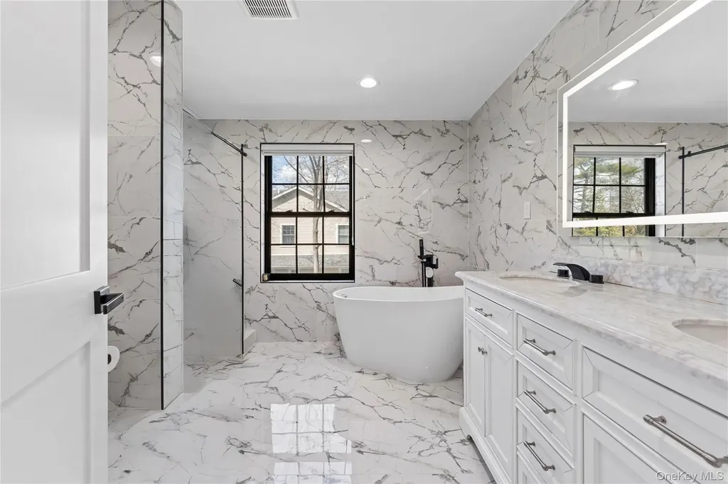 2 Pine Drive S Roslyn NY 11576