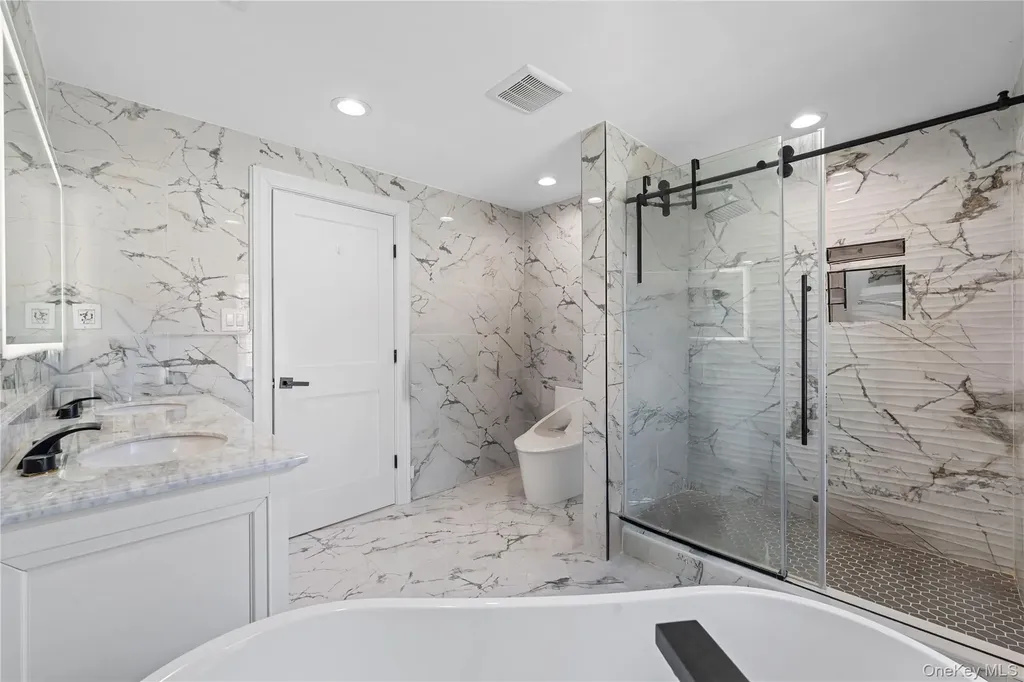 2 Pine Drive S Roslyn NY 11576