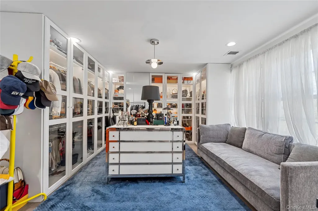 2 Pine Drive S Roslyn NY 11576