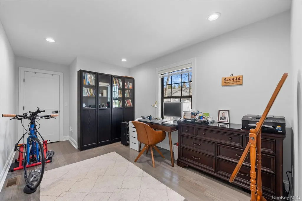 2 Pine Drive S Roslyn NY 11576