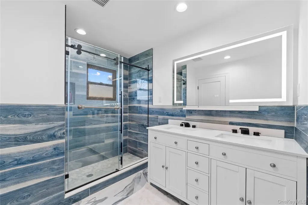 2 Pine Drive S Roslyn NY 11576