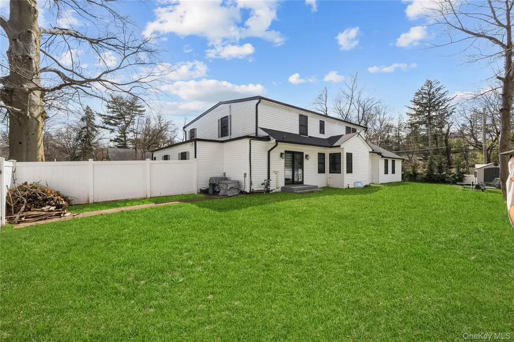 2 Pine Drive S Roslyn NY 11576