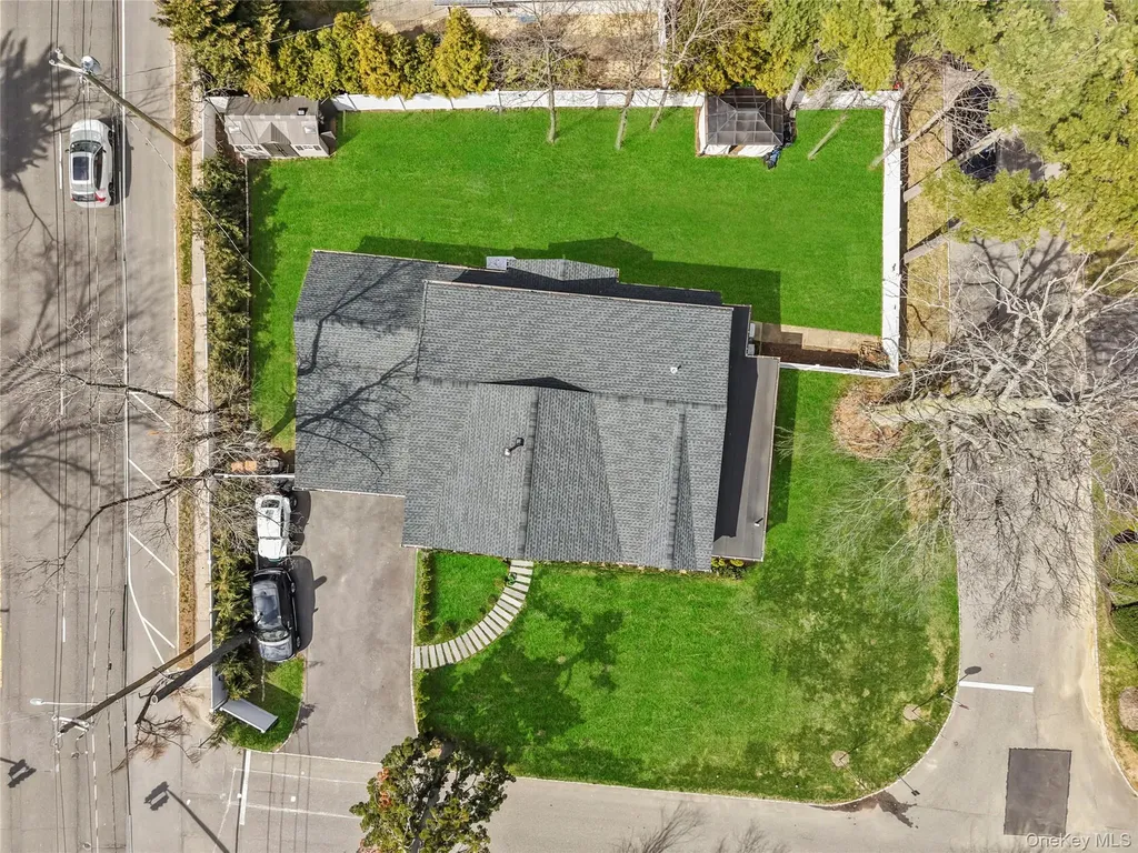 2 Pine Drive S Roslyn NY 11576