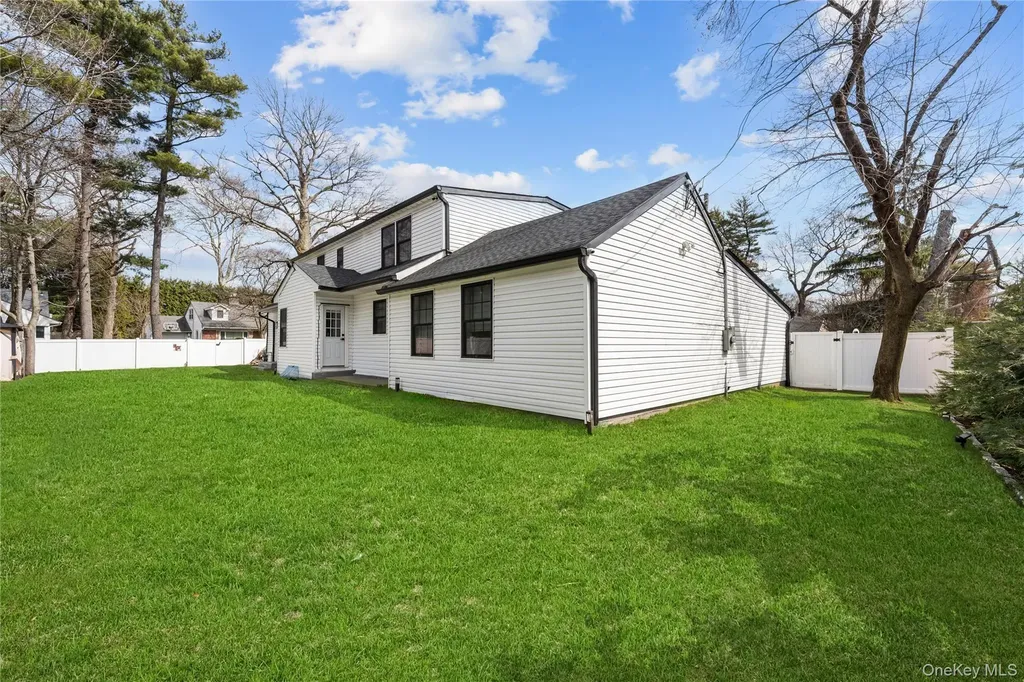 2 Pine Drive S Roslyn NY 11576