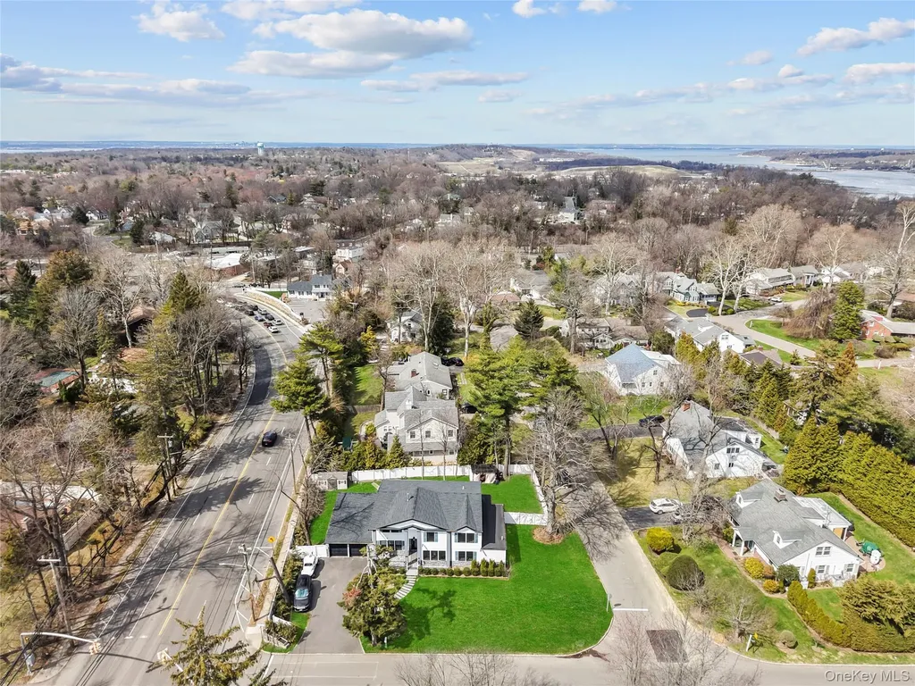 2 Pine Drive S Roslyn NY 11576