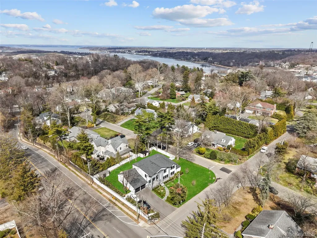 2 Pine Drive S Roslyn NY 11576
