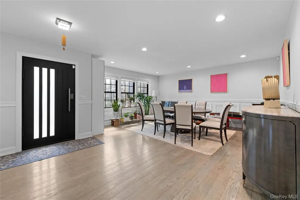 2 Pine Drive S Roslyn NY 11576