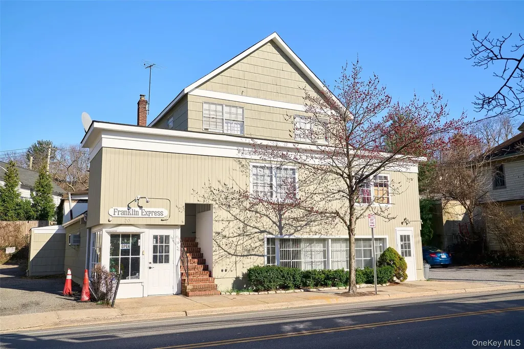 20 Bryant Avenue Roslyn NY 11576