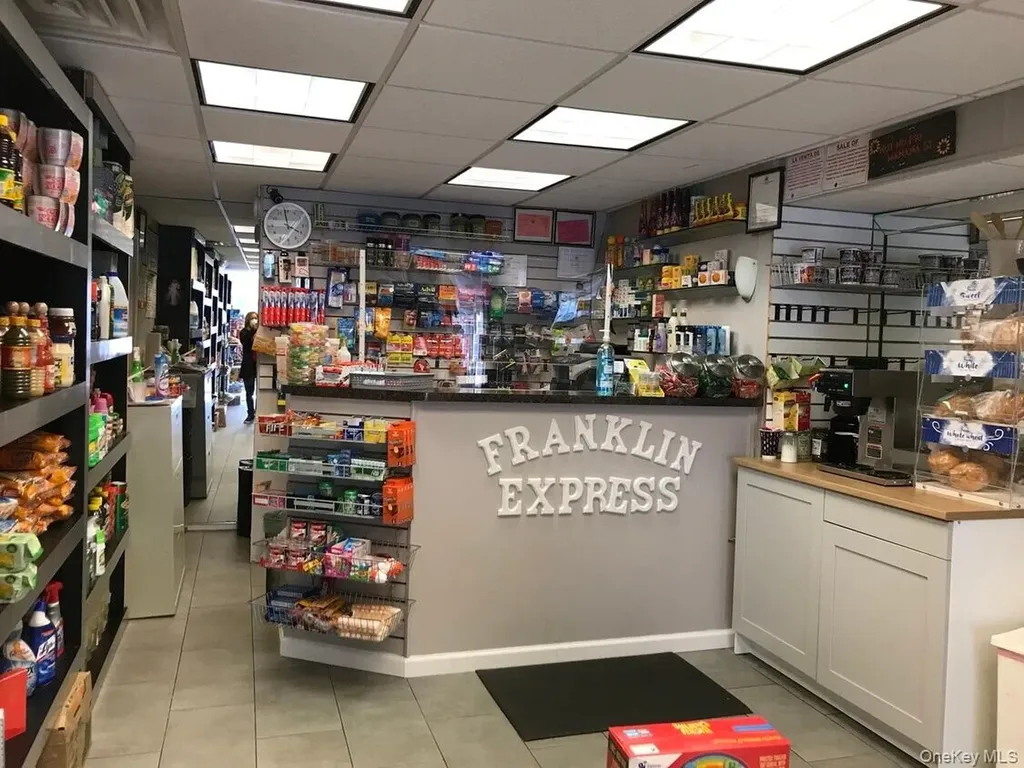 20 Bryant Avenue Roslyn NY 11576