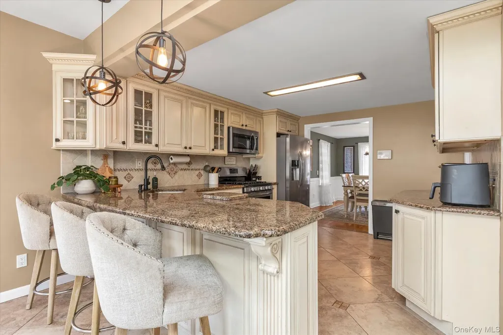140 Cadman Avenue Babylon NY 11702