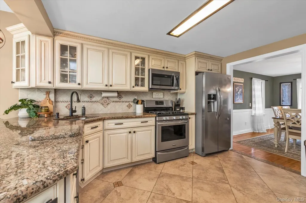 140 Cadman Avenue Babylon NY 11702