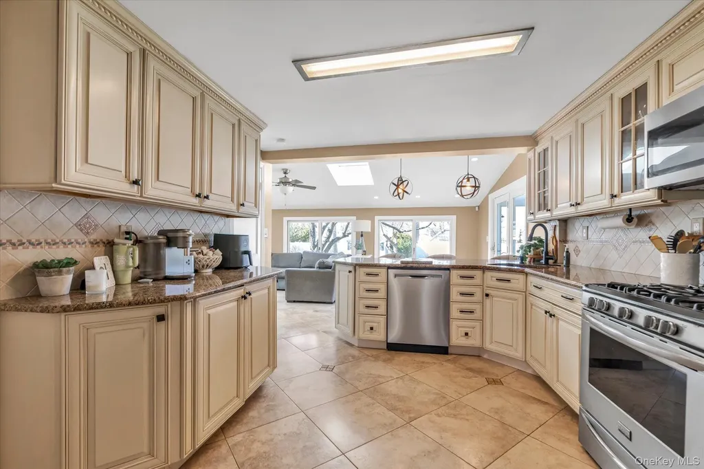140 Cadman Avenue Babylon NY 11702