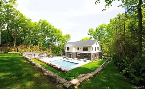 156 Sugar Toms Lane East Norwich NY 11732