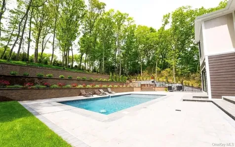 156 Sugar Toms Lane East Norwich NY 11732