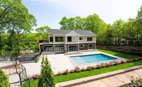 156 Sugar Toms Lane East Norwich NY 11732
