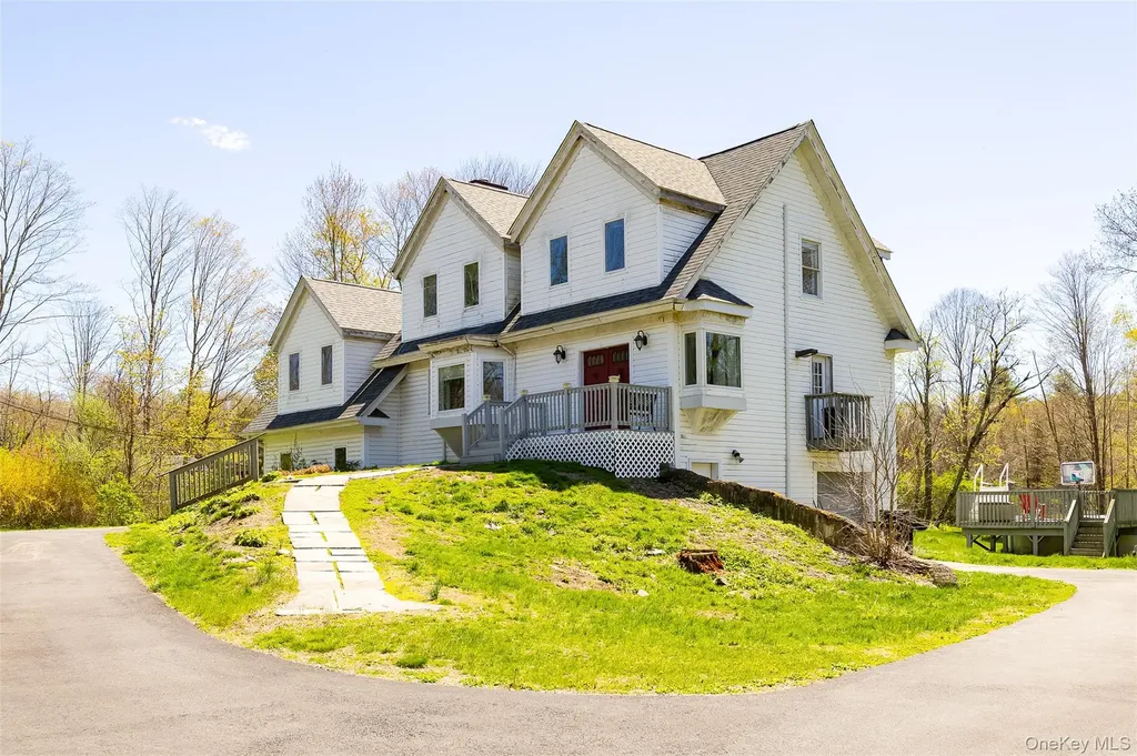 126 E Fallkill Road Hyde Park NY 12538