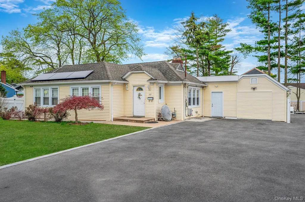 122 Mckinley Street Brentwood NY 11717