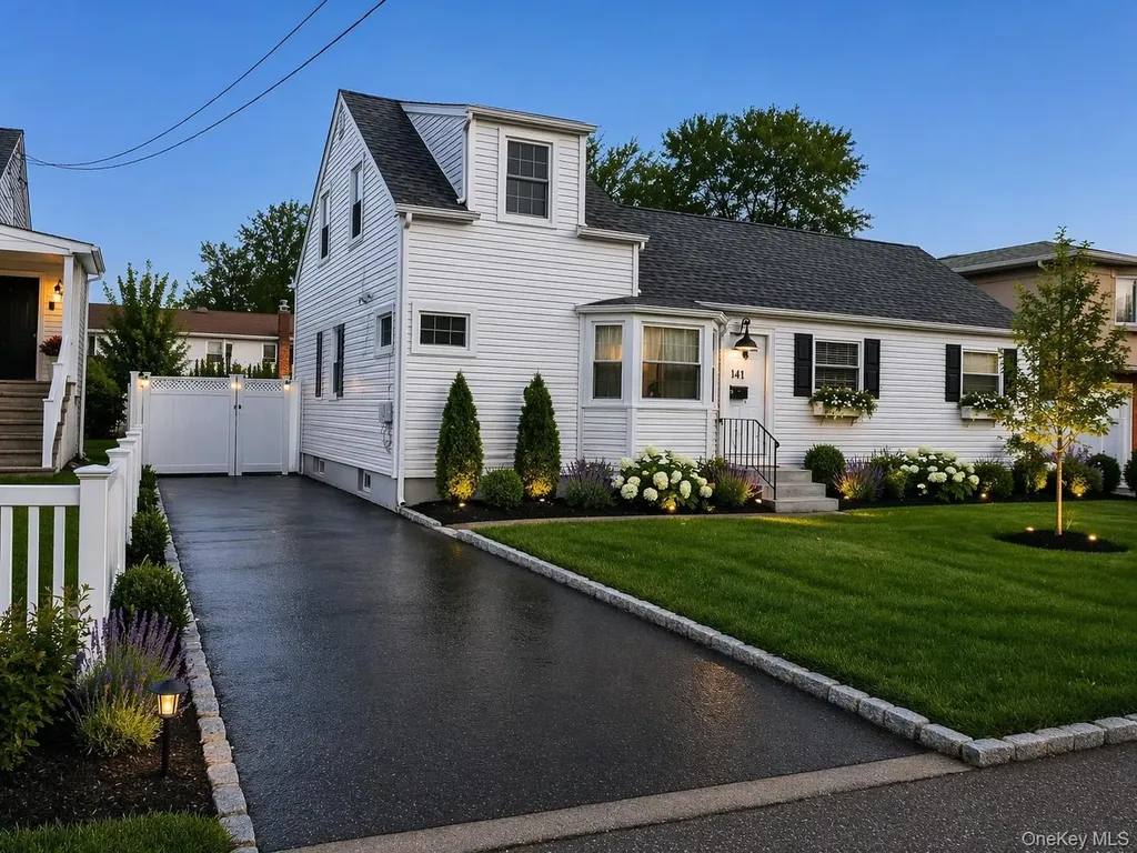 10 Mckinley Lindenhurst NY 11757