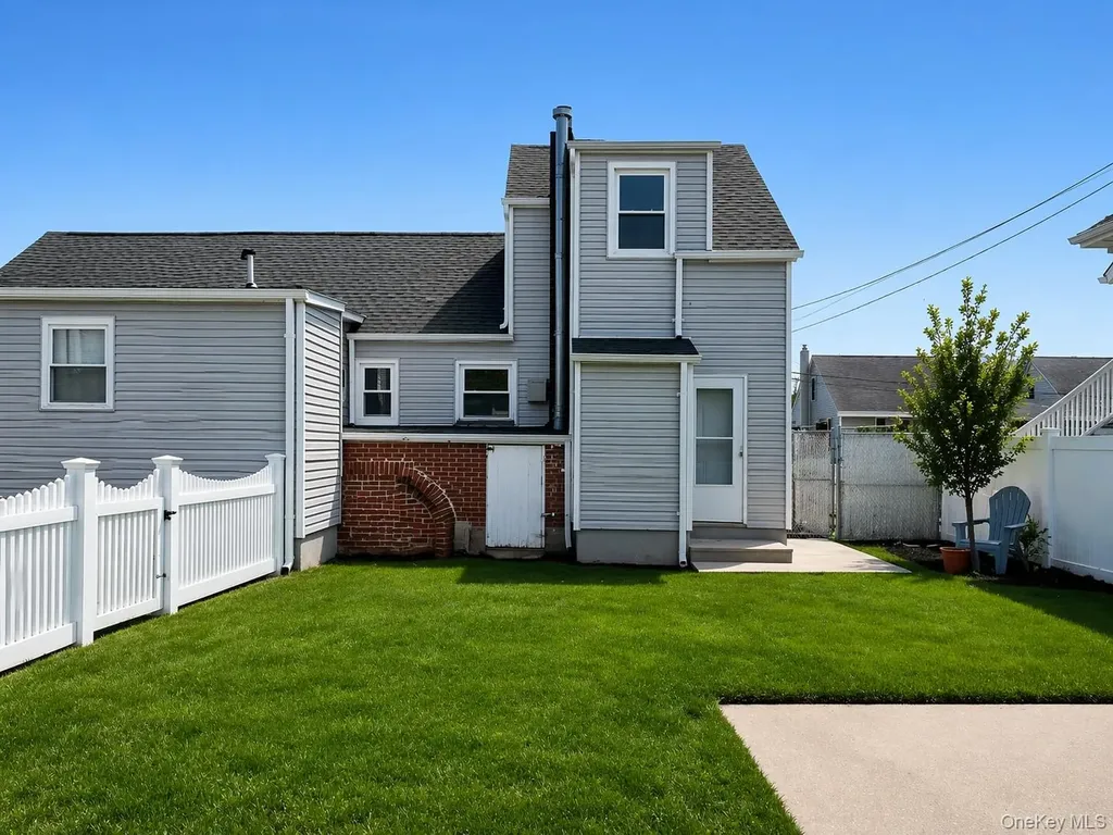 10 Mckinley Lindenhurst NY 11757