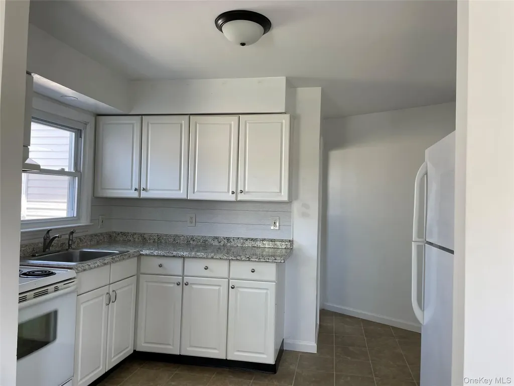 10 Mckinley Lindenhurst NY 11757